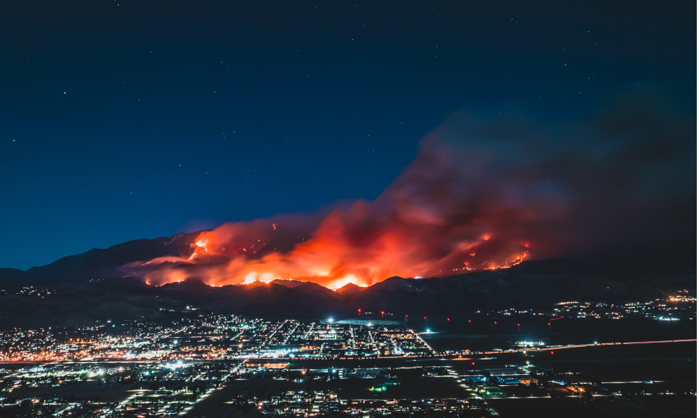 Waldbrände nahe einer Stadt in Kalifornien